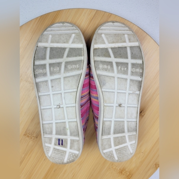 Tom's Avalon Raspberry Striped Girl Slip On Shoes Size 13 - Picture 9 of 10